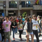 Parte de la comitiva de alumnos que participó en la marcha.