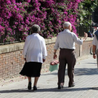Unos pensionistas caminan por el paseo de Sant Joan de Barcelona.