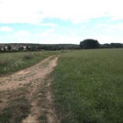 Terrenos entre el río Esla y el polígono de Vidanes, donde se construirá la Edar de Cistierna.