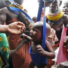 Un niño malnutrido de etnia Turkana es pesado en el centro de consultas externas de Unicef.