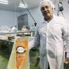 El propietario de La Balinesa, Jesús Llamas, muestra uno de sus productos en las instalaciones de la fábrica.