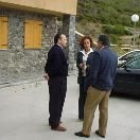 Pedro Vicente Sánchez y Mercedes Sánchez dialogan frente al albergue