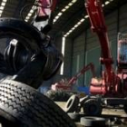 Un operario mueve parte de los neumáticos que se reciclan en las instalaciones de RMD en Ardoncino