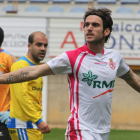 Juan Carlos Ortiz celebra el único gol del partido, con el que la Cultural conquistó tres puntos que le aúpan a la cabeza de la tabla clasificatoria, junto al Burgos CF.