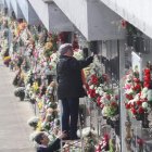 Una mujer visita el nicho de un familiar en el cementerio de Ponferrada, ayer. L. DE LA MATA