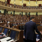 Pedro Sánchez, de espaldas, el pasado 2 de marzo en el Congreso.