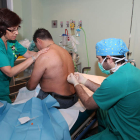 Un paciente recibe tratamiento para el dolor en la unidad del Hospital de León.