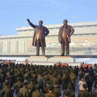 Ciudadanos norcoreanos rinden tributo al fallecido Kim Jong-il, ante las estatuas de este y de su antecesor, Kim Il-sung.