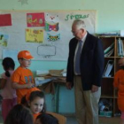 El responsable de Familia en León, Guillermo Martín, conversa con uno de los niños.