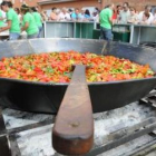 La tradicional cazuelada de pimientos asados que cada año se sirve een la feria