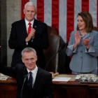 Stoltenberg, aplaudido por el vicepresidente de EEUU, Mike Pence, y a la presidenta de la Cámara de Representantes, Nancy Pelosi, durante su discurso ante el Congreso, en Washington.