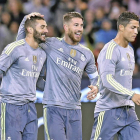 Ramos felicita a Karim Benzema, autor de un gran gol tras golpear el balón de volea en el corazón del área