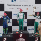 David Vidales levanta en el podio el trofeo como tercer clasificado en el Mundial de la categoría KZ2 doisputado en Genk. NACHO NÚÑEZ