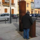 Un miliario recuerda en Astorga las calzadas romanas que la atraviesan