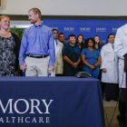 Kent Brantly y su mujer Amber, tras superar el virus.
