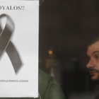 Cientos de carteles con lazos negros cuelgan en escaparates y edificios de Villablino para reclamar