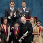 José Antonio Abreu, acompañado por varios niños durante el acto