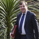 Whittingdale abandona el número 10 de Downing Street, en Londres, tras el Consejo de Ministros, el 12 de abril.