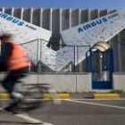 Un ciclista pasa por delante de la fábrica de Airbus en Cádiz