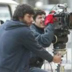 Dos estudiantes de la Escuela de Cinematografía rondando en una calle de Ponferrada
