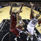 Desde la izquierda, los jugadores Chris Anderson y Dwayne Wade, disputan un rebote con Boris Diaw y Tim Duncan, de Spurs.