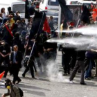 La Policía utiliza tanquetas de agua a presión y bombas de gas lacrimógeno para disolver a los manif