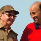 Raúl Castro conversa con el vicepresidente cubano, Carlos Lage