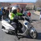 Un agente de la Policía Local de Astorga en moto durante un servicio correspondiente al año 2007