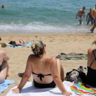Primer día de verano en la playa de la Barceloneta, este viernes.