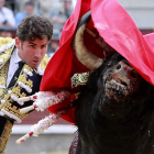 El torero Serafín Marín durante la faena con la muleta a su primer toro.