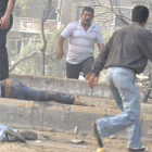 Varios ciudadanos corren para atender a los heridos en el atentado, este jueves, en Damasco.