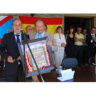 El delegado de la Junta en León recibiendo el título de Hijo Adoptivo de Fornela de la mano del alca