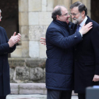 Silván aplaude el abrazo entre Herrera y Rajoy tras la intervencion del presidente en la cuna del parlamentarismo. RAMIRO / JESÚS