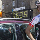 El ciclista vasco, a su llegada a la plaza del Obradoiro, ayer, visiblemente cansado.