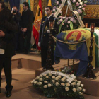 Cientos de vecinos de Algeciras (Cádiz) han pasado por capilla ardiente de Paco de Lucía para despedir al guitarrista.