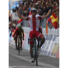 Kwiatkowski celebra con los brazos en alto su triunfo en el Mundial de Ponferrada. A su estela Valverde, que se colgó el bronce