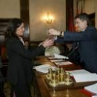 Momento en que el alcalde le entrega a Gómez su medalla de edil