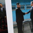 Un alto funcionario surcoreano observa una foto del presidente de Corea del Sur, Moon Jae-in, y del de Corea del Norte, Kim Jong-un, expuesta en Pyongyang.