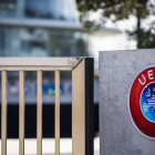 Logotipo de la UEFA en la entrada de su sede central en Nyon, Suiza.  JEAN-CHRISTOPHE BOTT / EFE