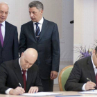 El primer ministro de Ucrania, Mykola Azarov; el ministro de Energía, Yuri Boiko; el jefe del Gobierno, Vladislav Kaskiv y el supuesto representante de Gas Natural, Jordi Sardà Bonvehí (abajo a la izquierda).