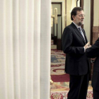 Rajoy y Acebes, en los pasillos del Congreso.