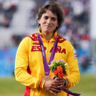 La palista española Chourraut luce feliz su medalla de plata conseguida en aguas bravas.