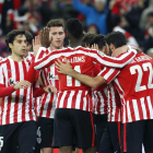 Los jugadores del Athletic de Bilbao celebran el segundo de sus goles ante el Barcelona. LUIS TEJIDO