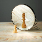 Peón de ajedrez frente al espejo.