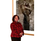 La artista manchega Cristina García Rodero, ayer, ante una de sus obras