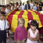 Niños de diferentes países portan la senyera dentro del acto de entrega de la bandera catalana a 90 asociaciones de emigrantes residentes en Cataluña en 2003.