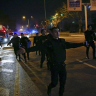 Policías turcos acordonan la zona del atentado en Ankara.
