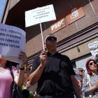 Imagen de la concentración ante la sede del PSOE, ayer en Valladolid. NACHO GALLEGO