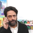 El artista leonés Paco Arias ante una de sus obras.