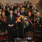 La Ágedas posan en el Ayuntamiento en la jornada festiva celebrada ayer.
